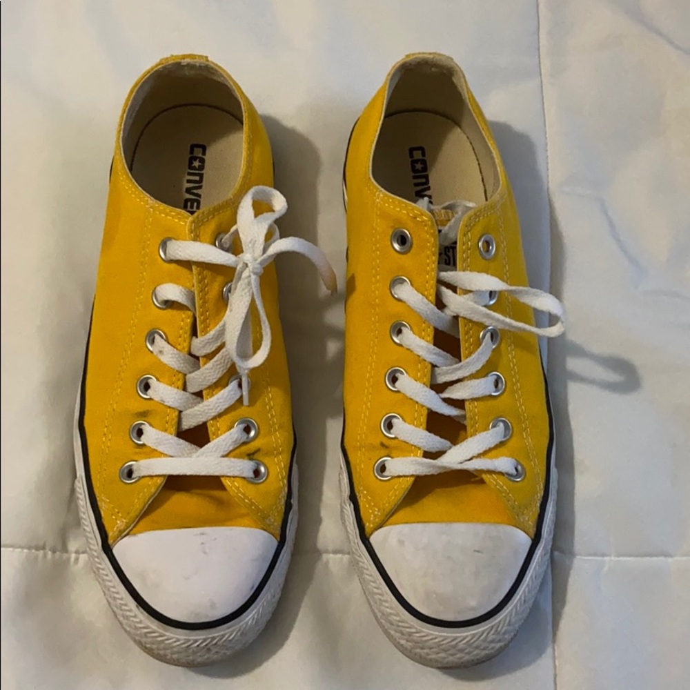 Yellow low top converse
